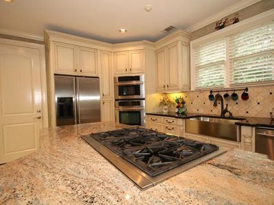 Sleek Stove-On-Counter Installation
