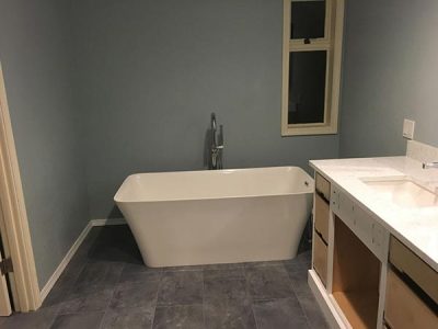 Space-Saving Soaking Tub Installation